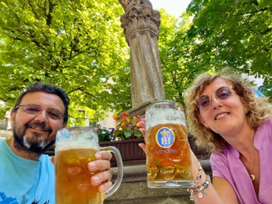 Giulia e Giamma con birra